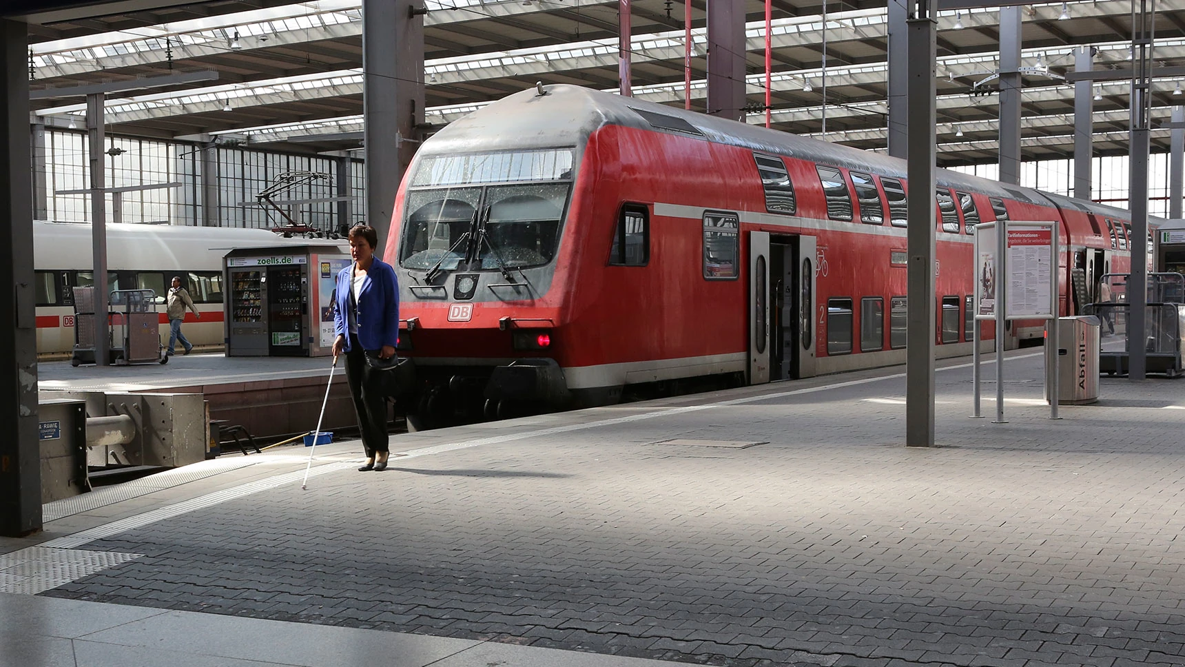 Irmgard Badura folgt dem taktilen Bodenleitsystem bis zum Anfang des Bahnsteigs.