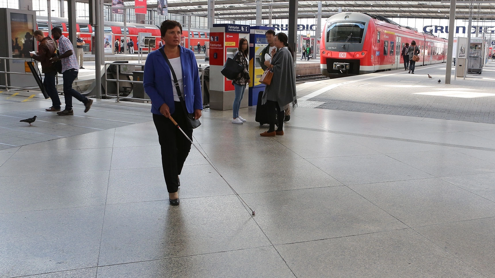 Irmgard Badura durchquert die Bahnhofshalle.