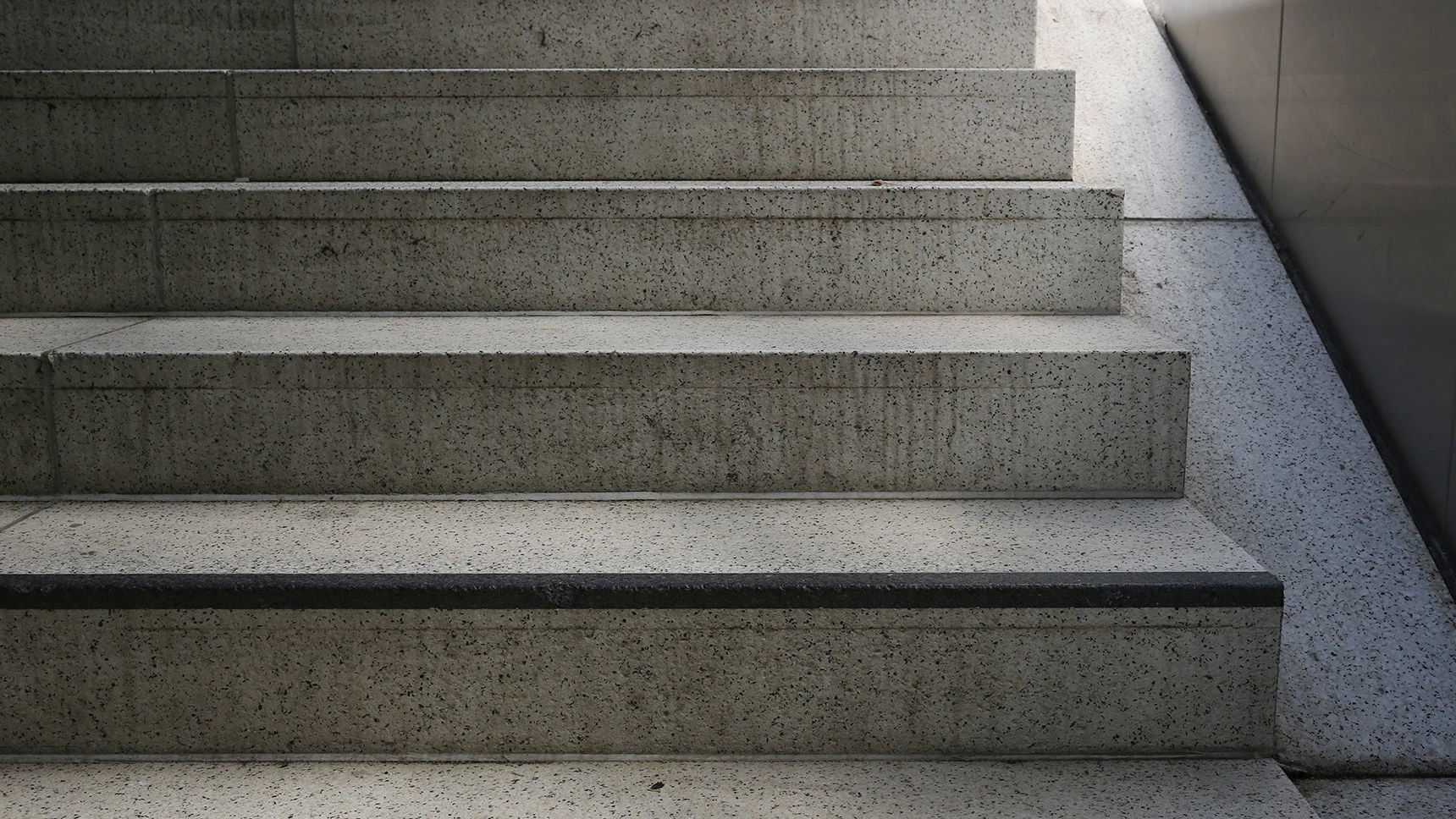 Eine Treppe mit einer tastbaren Markierung an der untersten Stufe.