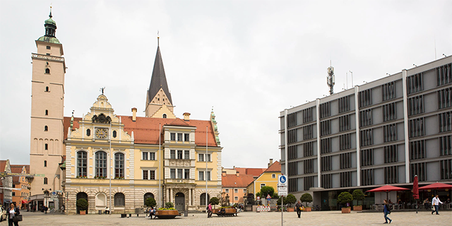 Ingolstädter Rathausplatz mit Altem und Neuem Rathaus.