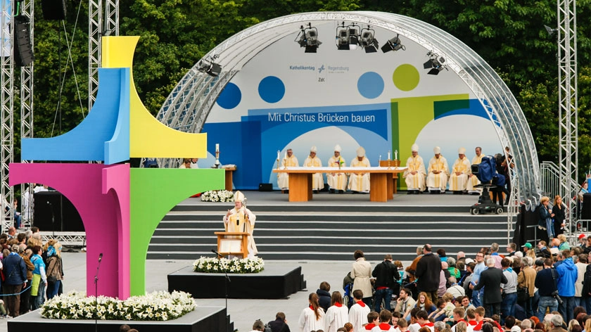 Gottesdienst auf einer Freiluftbühne.