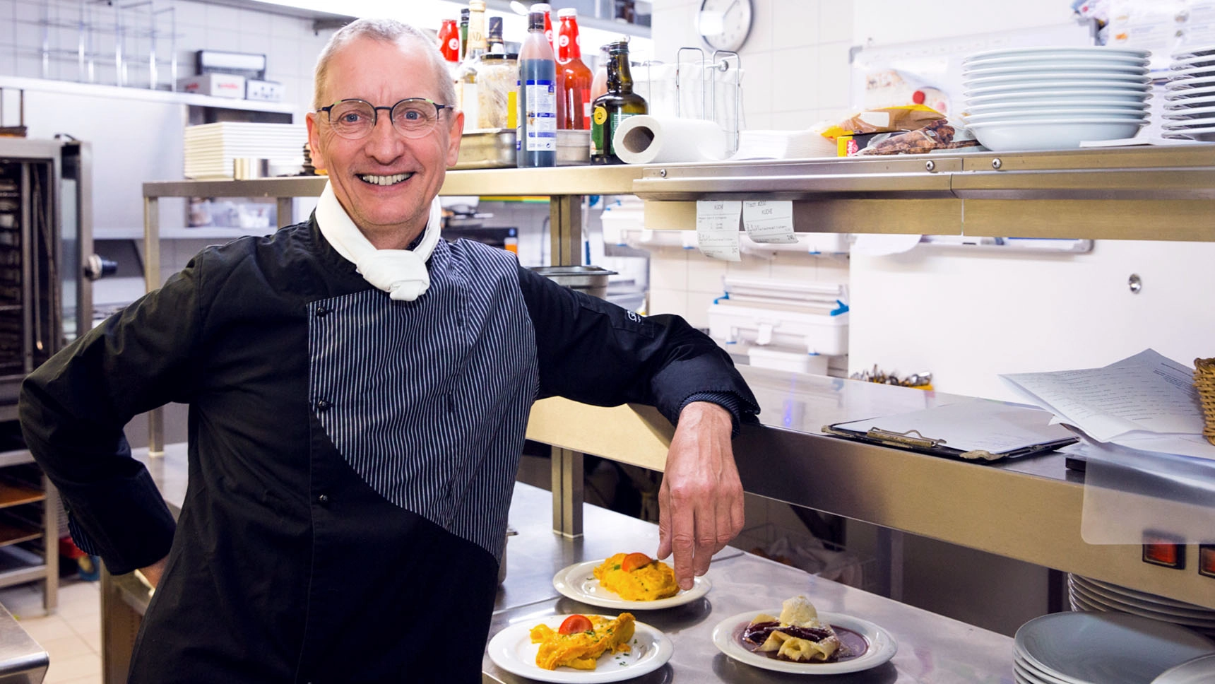 Porträtfoto: Küchenchef Bernd Rings in der Restaurantküche.