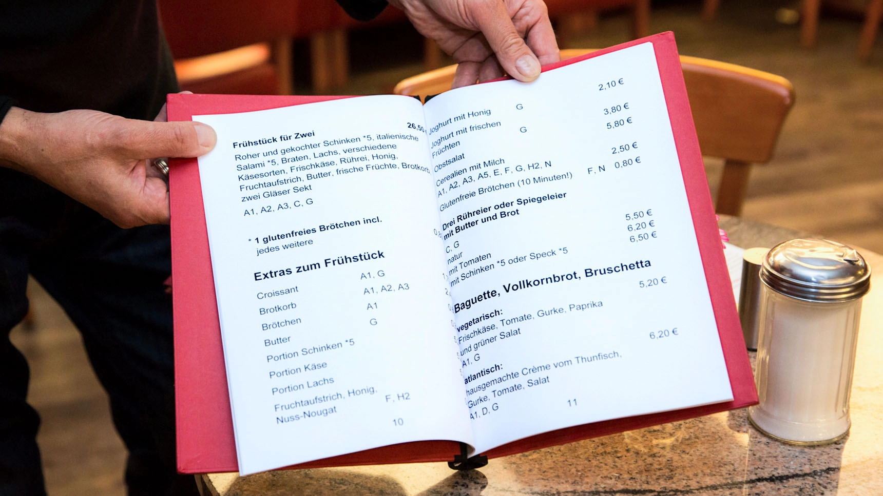 Nahaufnahme: Speisekarte in Großschrift.