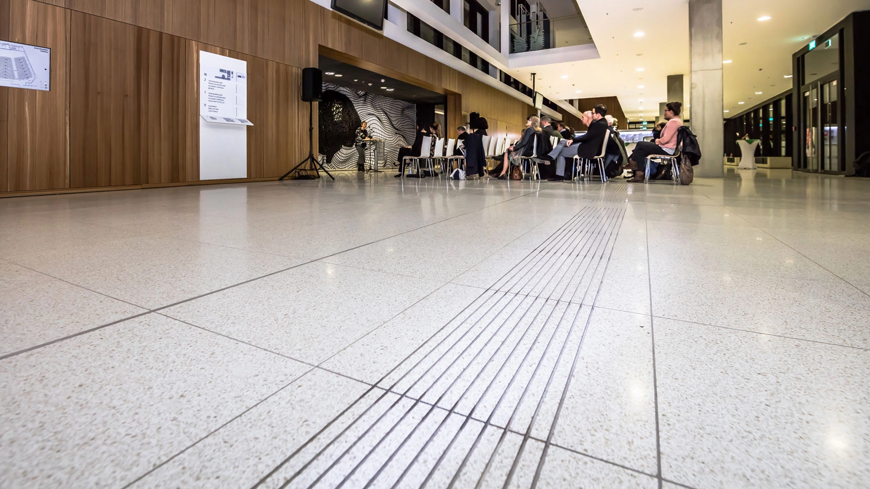Modernes Foyer mit taktilem Leitsystem.