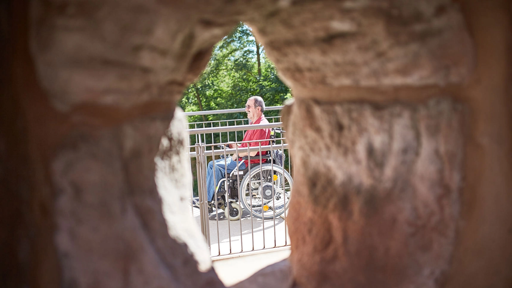 Blick durch die Stadtmauer auf die neue Fußgängerbrücke.