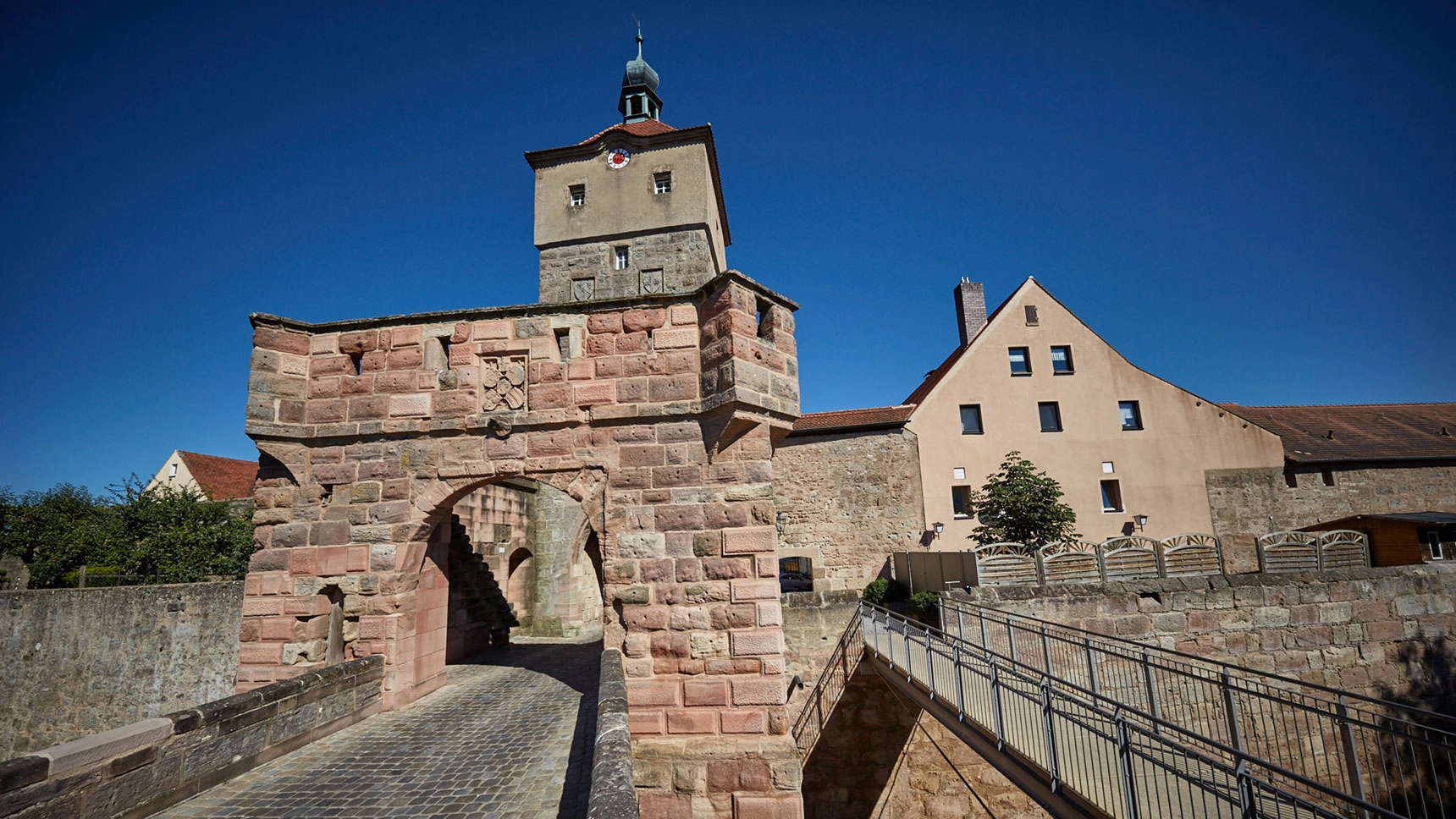 Das historische Stadttor und die neue Fußgängerbrücke.
