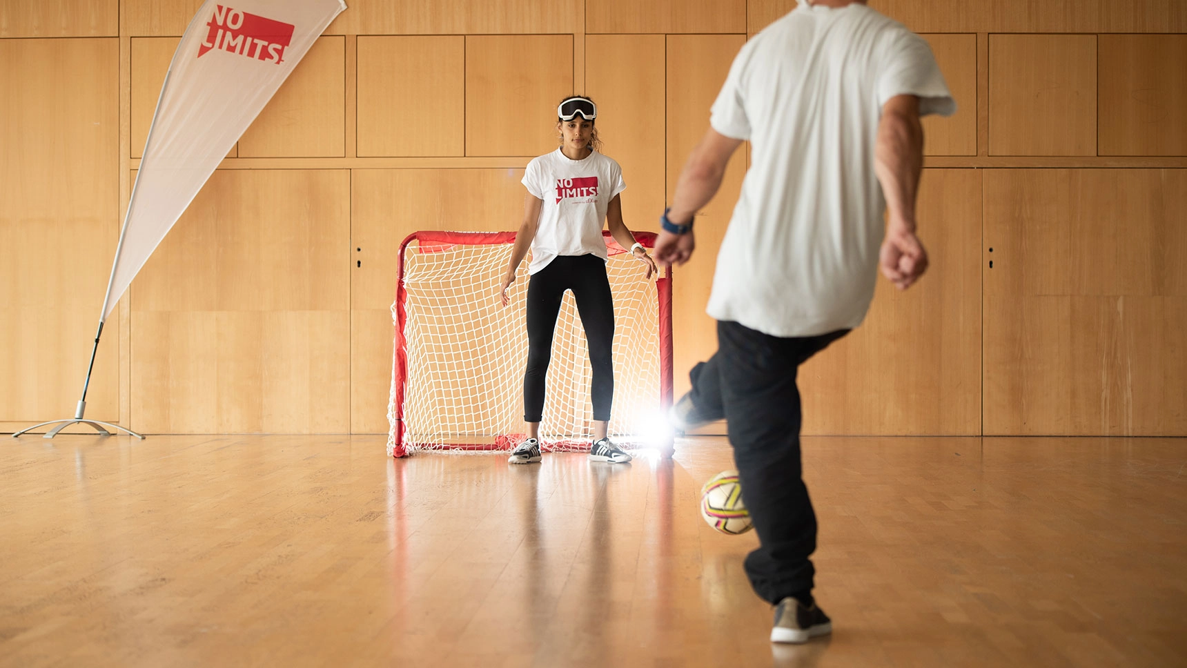 Spielsituation: Beim Blindenfußball schießt jemand den Ball aufs Tor.